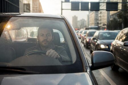 découvrez comment l'entraînement progressif peut vous aider à gérer la conduite en heure de pointe sans saturer mentalement, pour une expérience plus sereine et maîtrisée au volant.